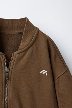 ZARA ФЛИСОВЫЙ БОМБЕР С ЛОГОТИПОМ, СВЕТЛО-КОРИЧНЕВЫЙ