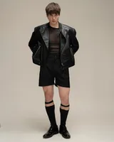 Черная кожаная куртка 