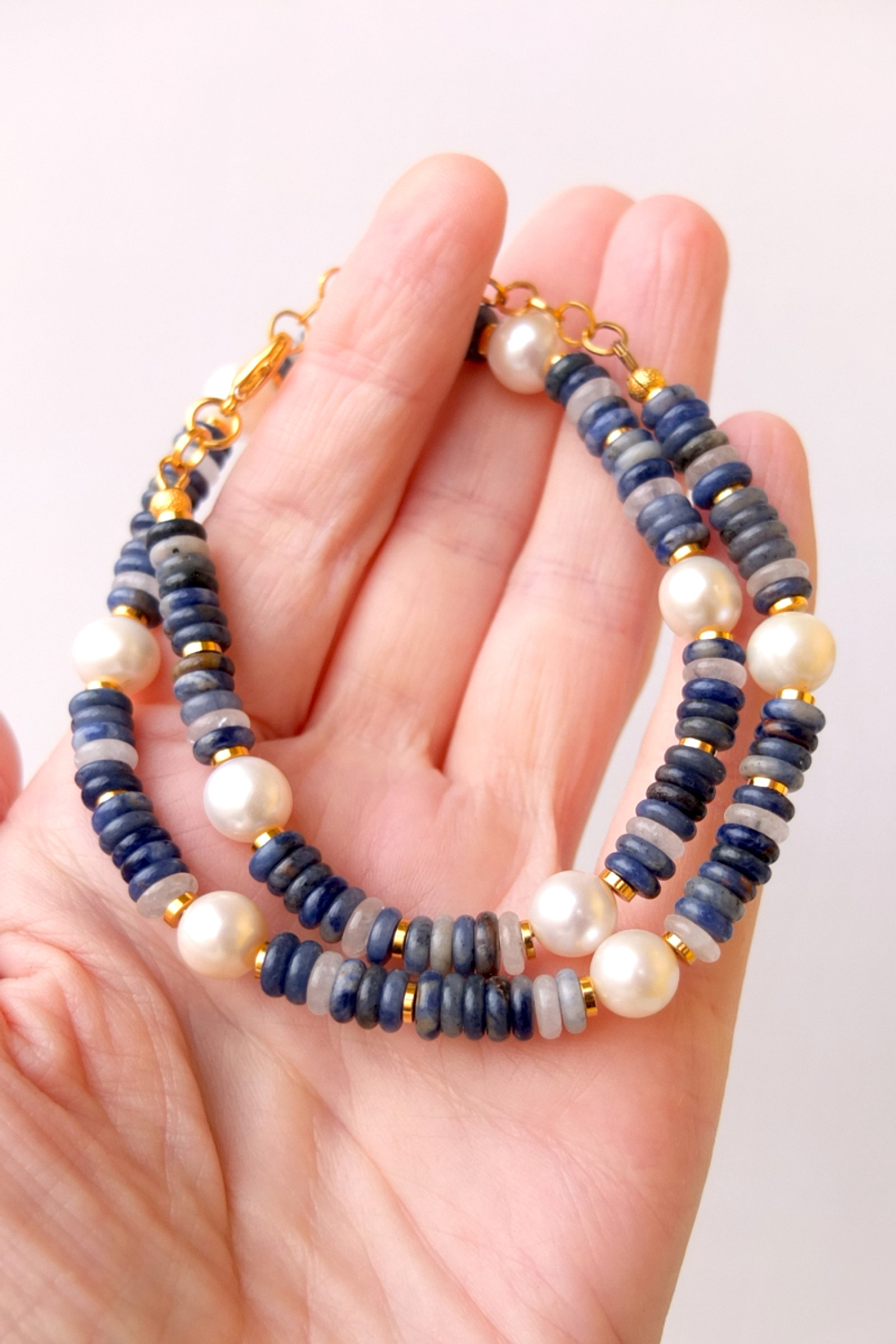 Ожерелье из пресноводного жемчуга и синего содалита