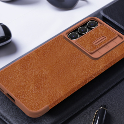 Кожаный чехол книжка коричневого цвета от Nillkin для Samsung Galaxy S23 FE, серия Qin Pro Leather с защитной шторкой для камеры