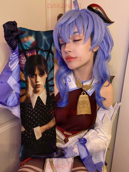 Мини дакимакура Уэнсдей Адамс из Wednesday арт. M1105, 60х20 см