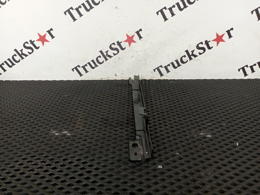 Кронштейн облицовки радиатора правый