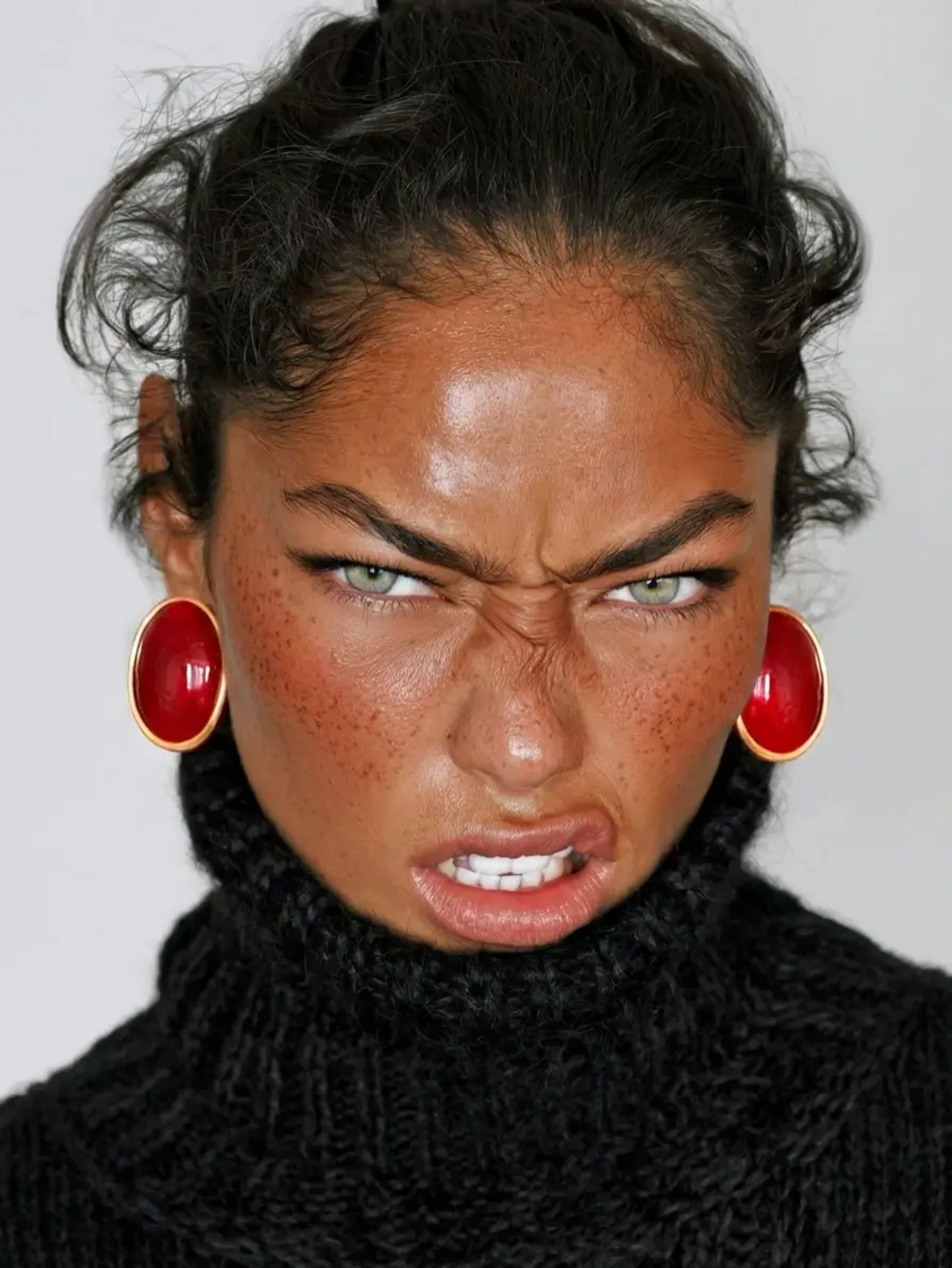 Серьги под золото с красным литьем овалы