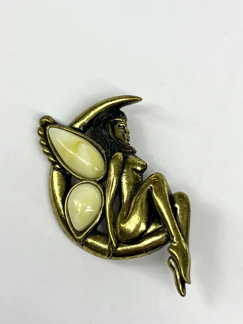 Бронзовая статуэтка на янтаре