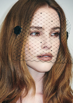 Вуаль черная с цветами из кожи