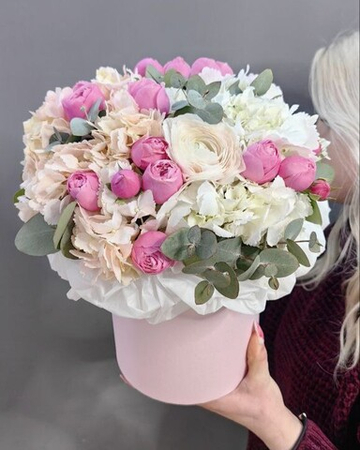 Композиция с гортензиями и ранункулюсом