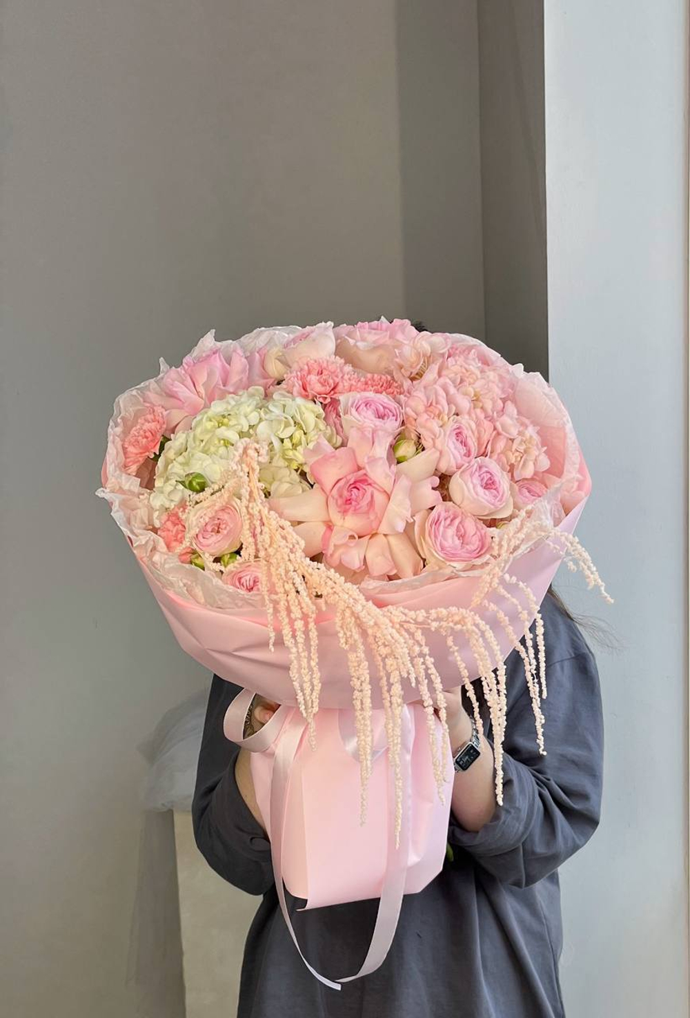 Свежие цветы и премиальный сервис от Дома Букетов. К этому заказу в подарок Вы получите:  - Волшебную подкормку для продления жизни цветов - Инструкцию по уходу за цветами  Каждый наш букет собран и наполнен положительной энергией от наших цветочных фей.