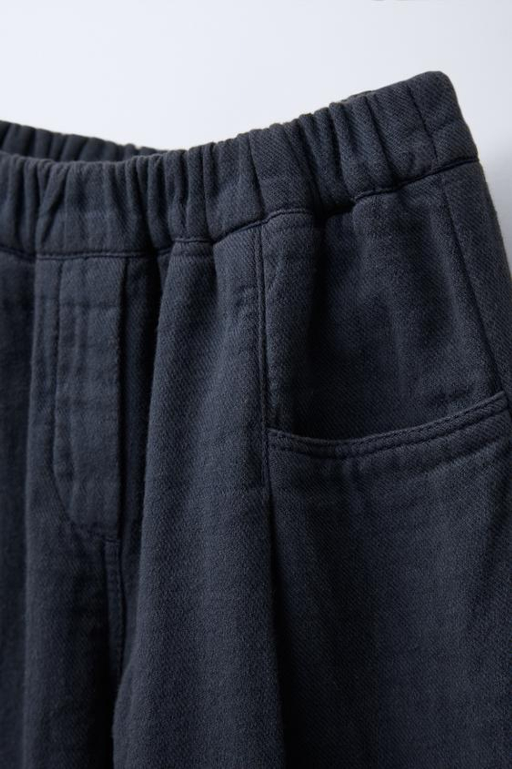 ZARA БРЮКИ С ЗАЩИПАМИ И ЗАНИЖЕННЫМ ШАГОВЫМ ШВОМ, ЛИНЯЛЫЙ СИНИЙ