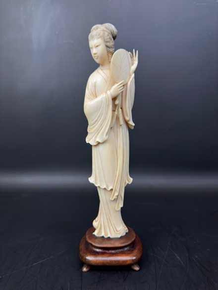 Восточная красавица с веером