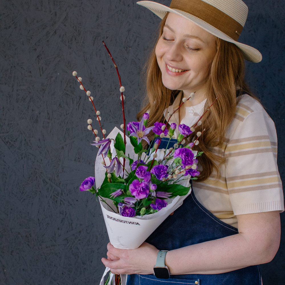 160. Яркий весенний букет с гвоздикой, клематисом и веточками вербы