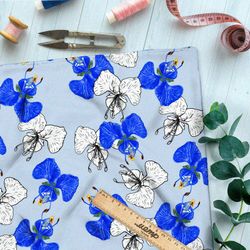 Ткань лён белые и синие орхидеи на голубом фоне