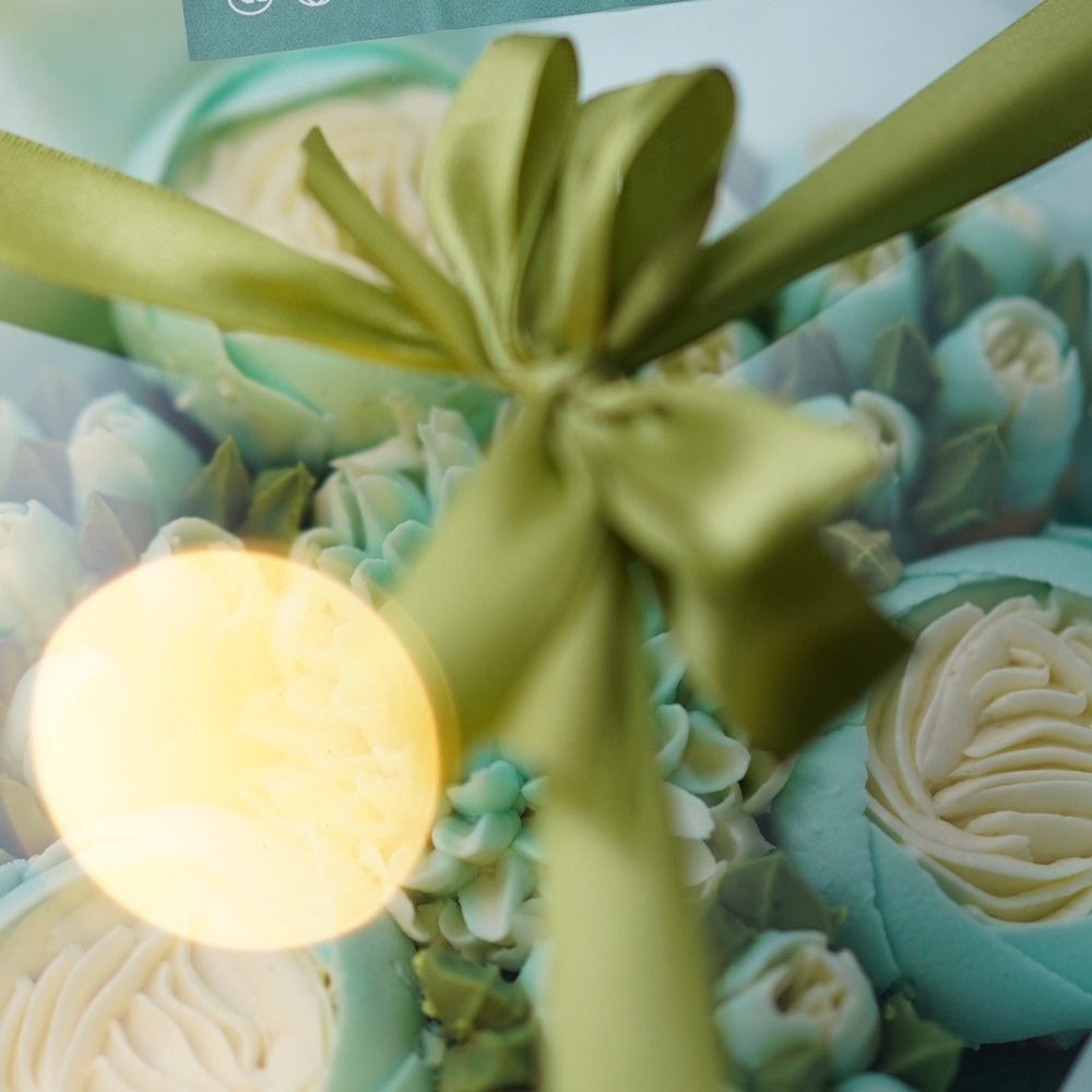 Букет из 7 цветочных капкейков в изумрудной палитре