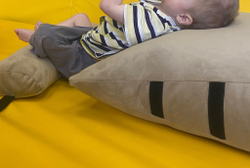 Наклонная подушка с валиком