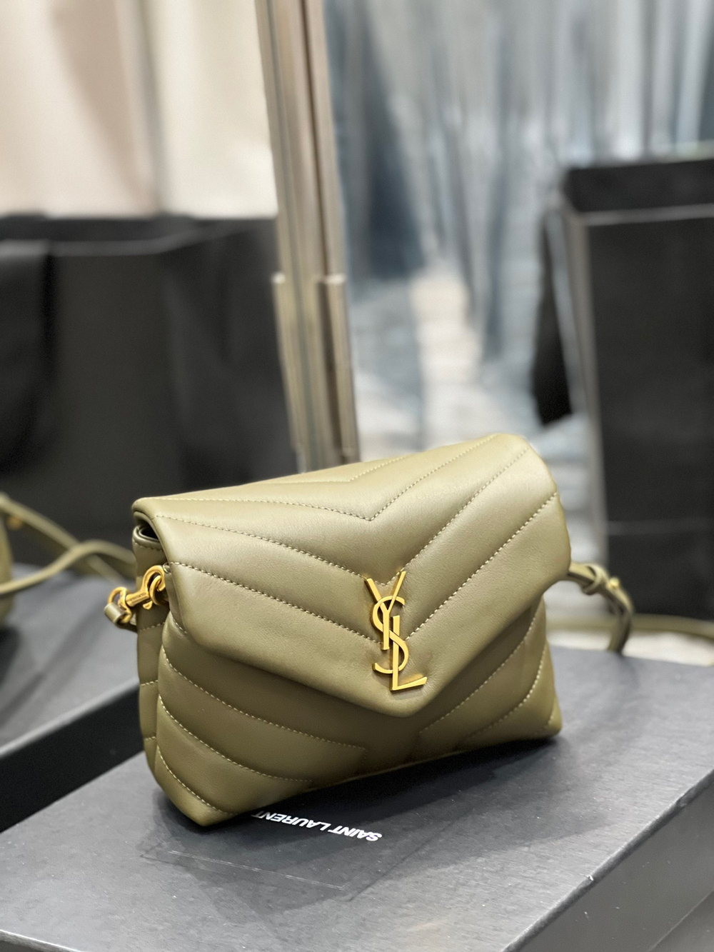 Saint Laurent Loulou 20 cm