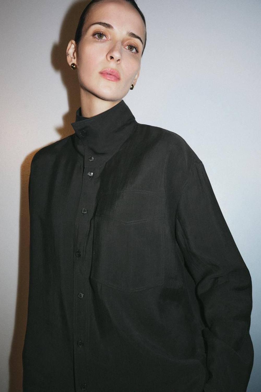 ZARA СТРУЯЩАЯСЯ РУБАШКА ОВЕРСАЙЗ — ZW COLLECTION, АНТРАЦИТОВО-СЕРЫЙ