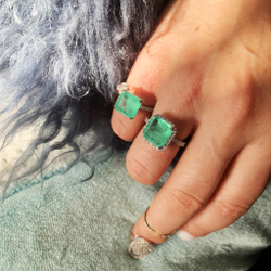 Серебряное кольцо со светло-зеленым изумрудным кварцем и фианитами