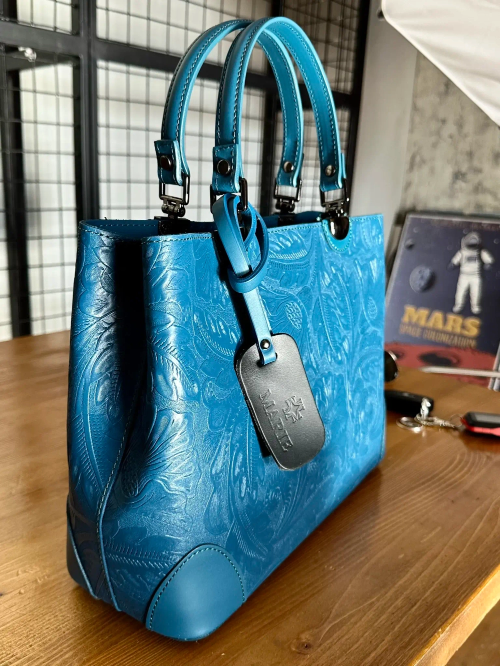 Женская форматная сумка из натуральной кожи цвета морская волна