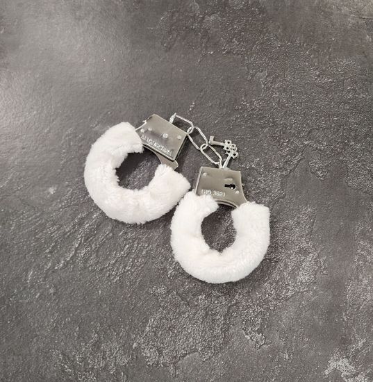 Наручники меховые, белые