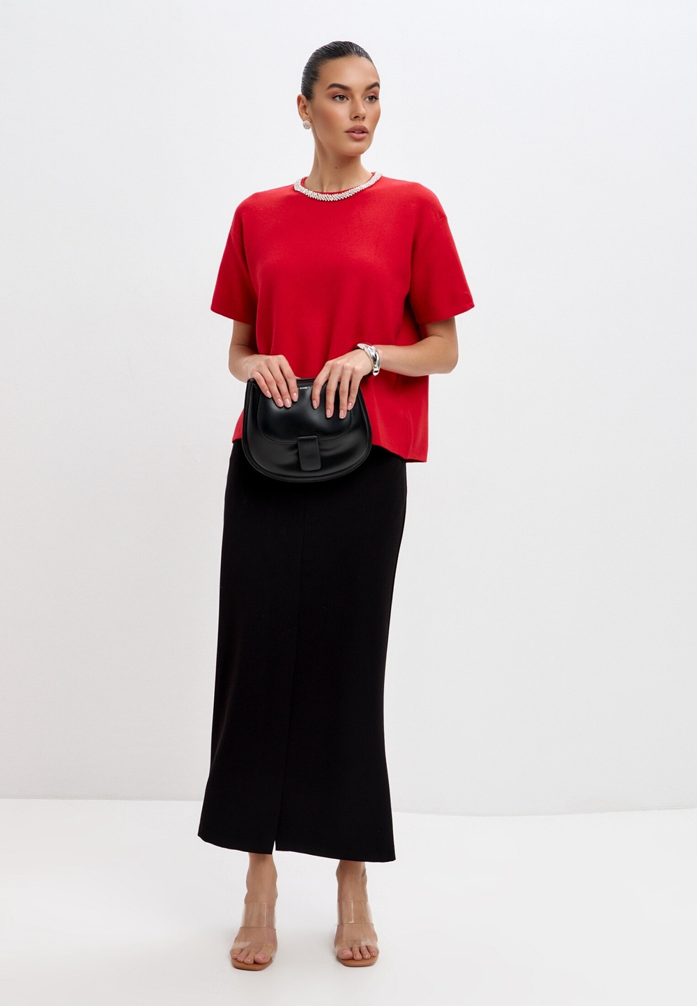 Футболка с кристаллами на воротнике