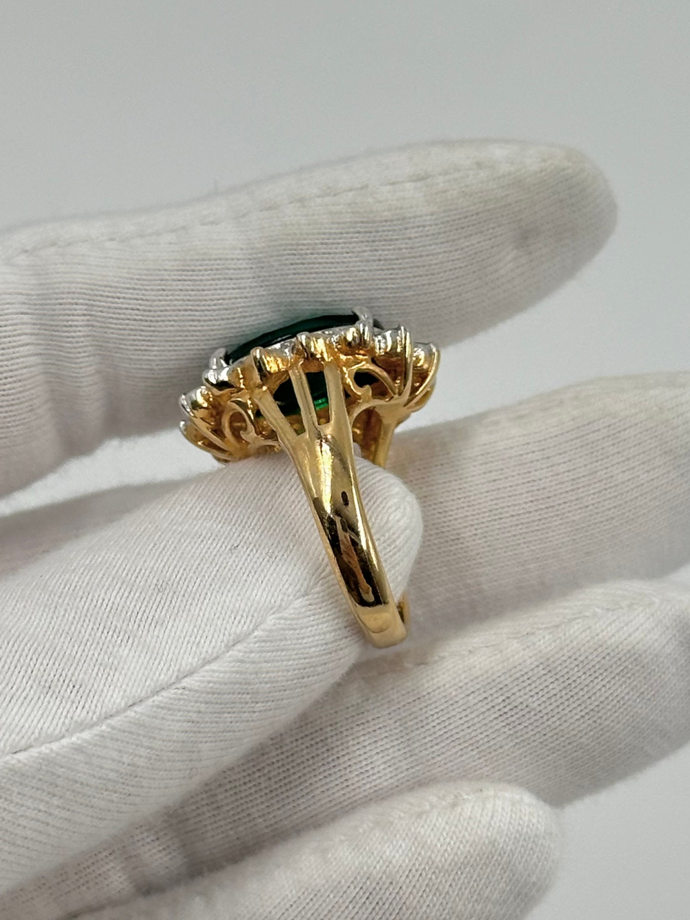 Кольцо с зелёным кристаллом