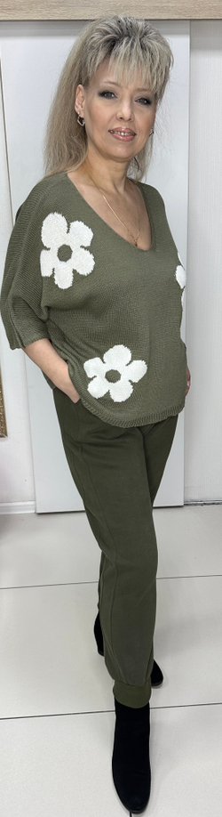 Трикотажный джемпер с белыми ромашками