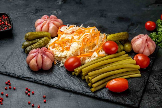 Тарелка с соленьями
