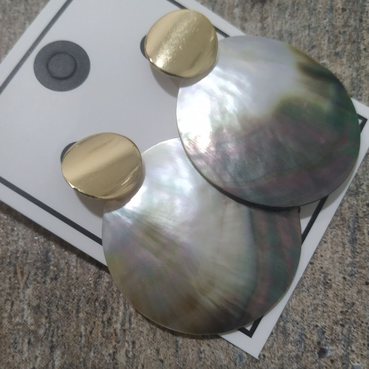 Серьги-гвоздики Перламутр диск круг малый выпуклый металл золотистый