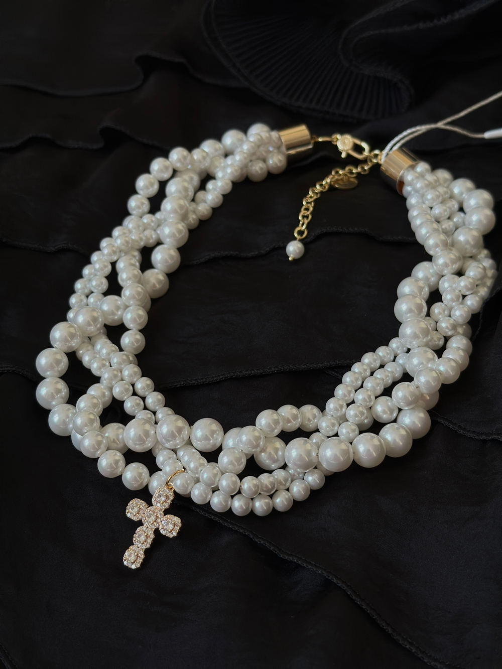 Колье "Одри" переплетеные нити белого жемчуга с крестом из цирконов, оттенок золото