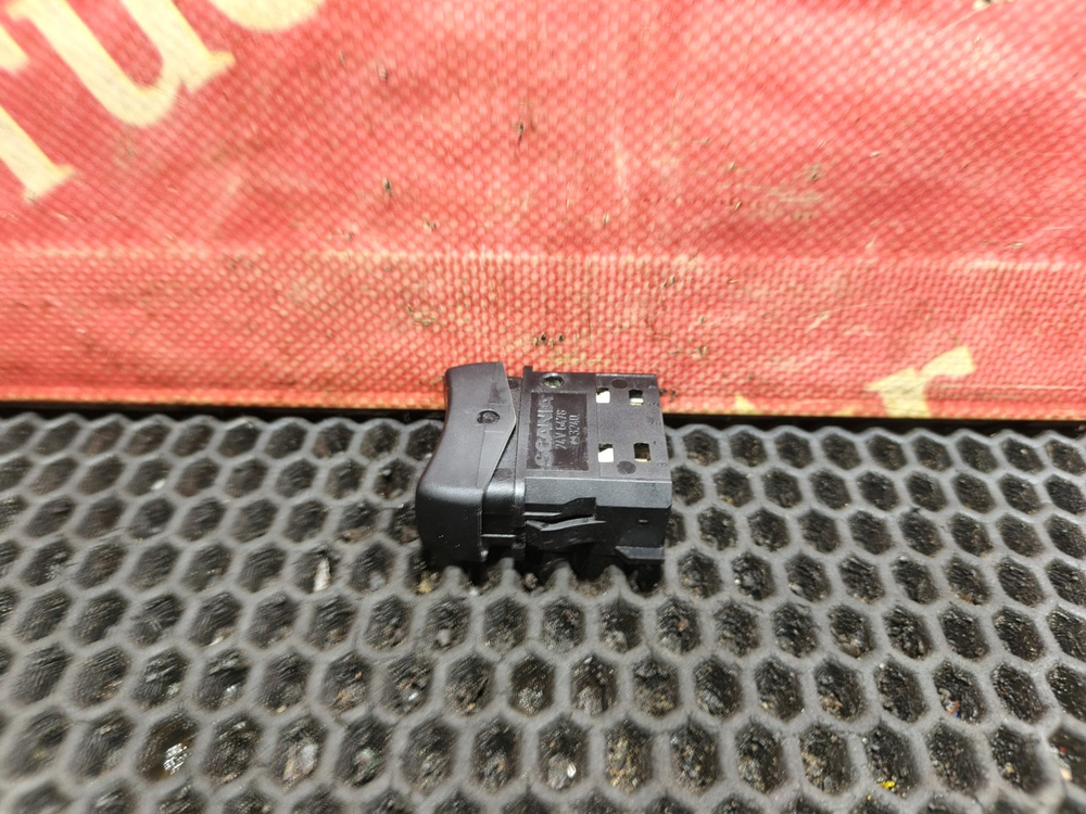 Кнопка сигнала заднего хода