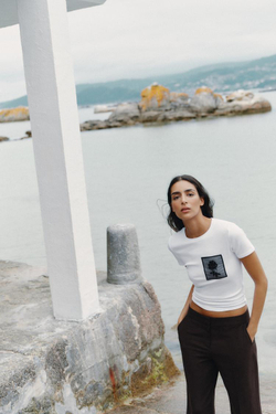 ZARA ФУТБОЛКА С КАРМАНОМ И ЦВЕТКОМ, БЕЛЫЙ