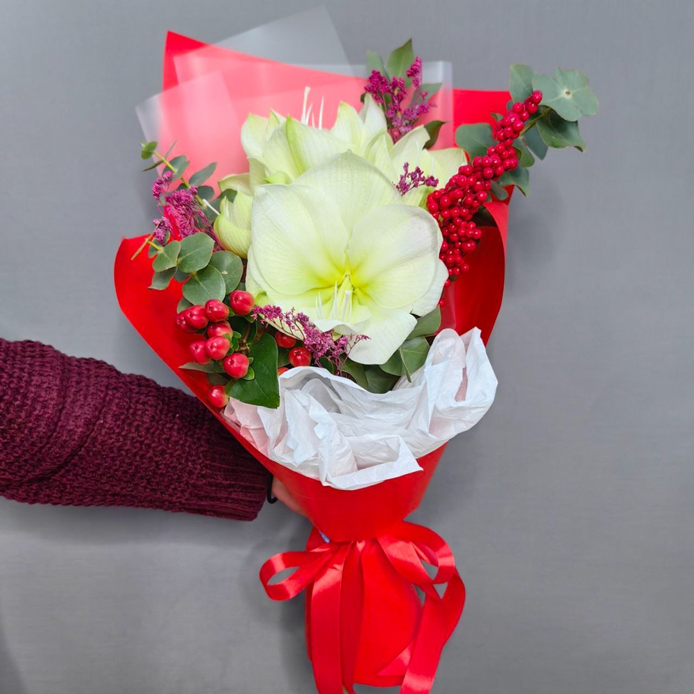 Букет с белым амариллисом