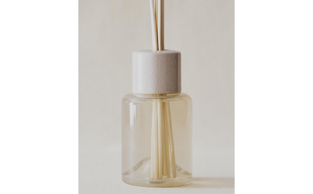 Zara Home Аромадиффузор Luminous Camellia 190 мл, тростниковые палочки микадо, аромат цветочный, Розовый