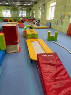 Батутная акробатическая мини-дорожка на экспандерах (эластичных шнурах).