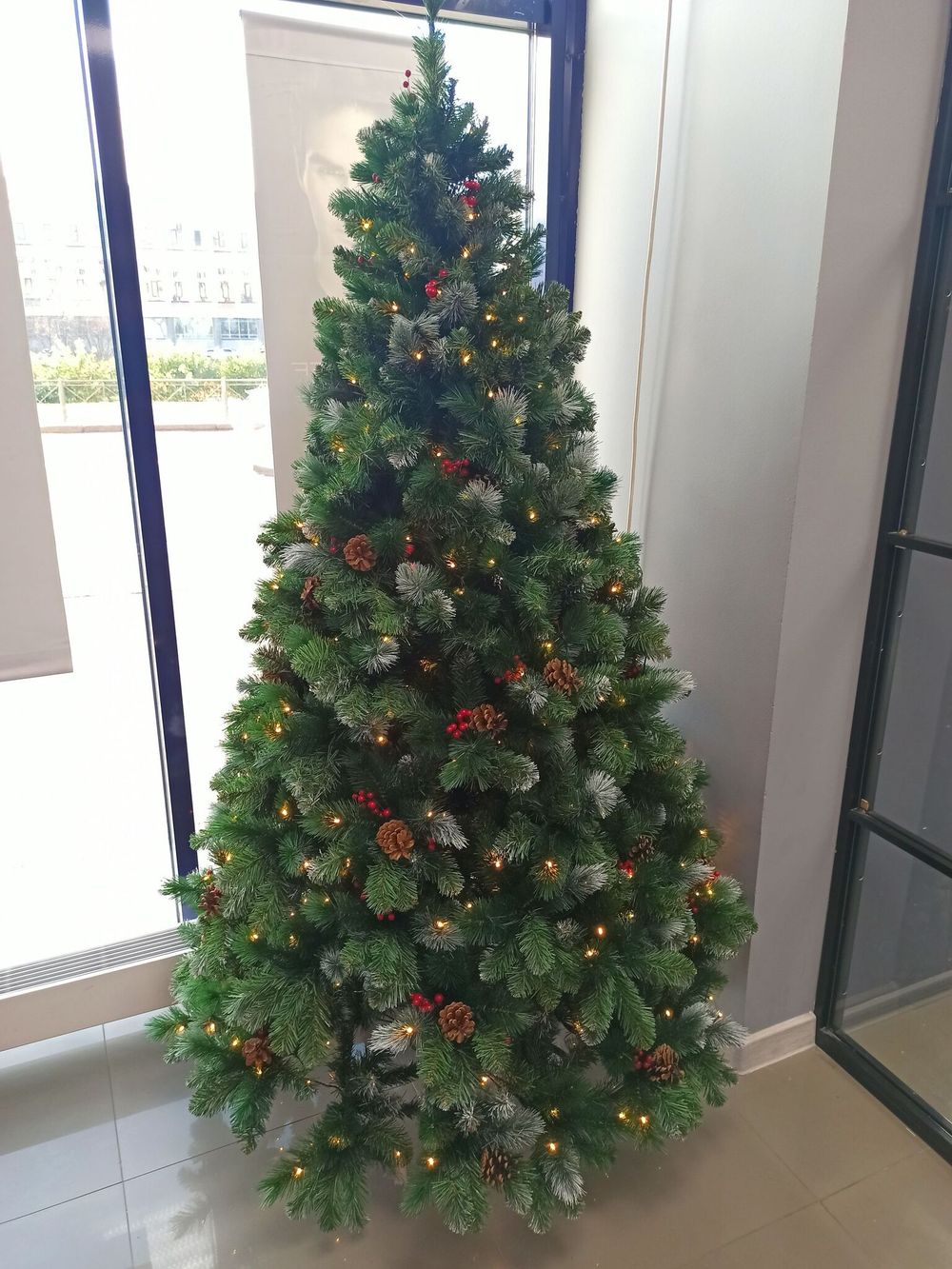 Заснеженная елка с гирляндой «Очарование» с шишками и ягодами (Леска+пвх) 180 см / 1.8 м