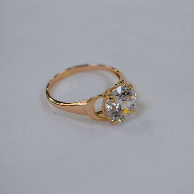 Кольцо с крупным фианитом