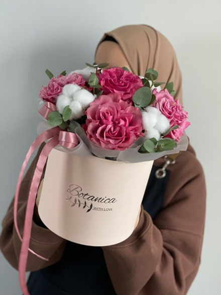 Коробка с пионовидными розами «Кантри Блюз» и хлопком. Букет 1046