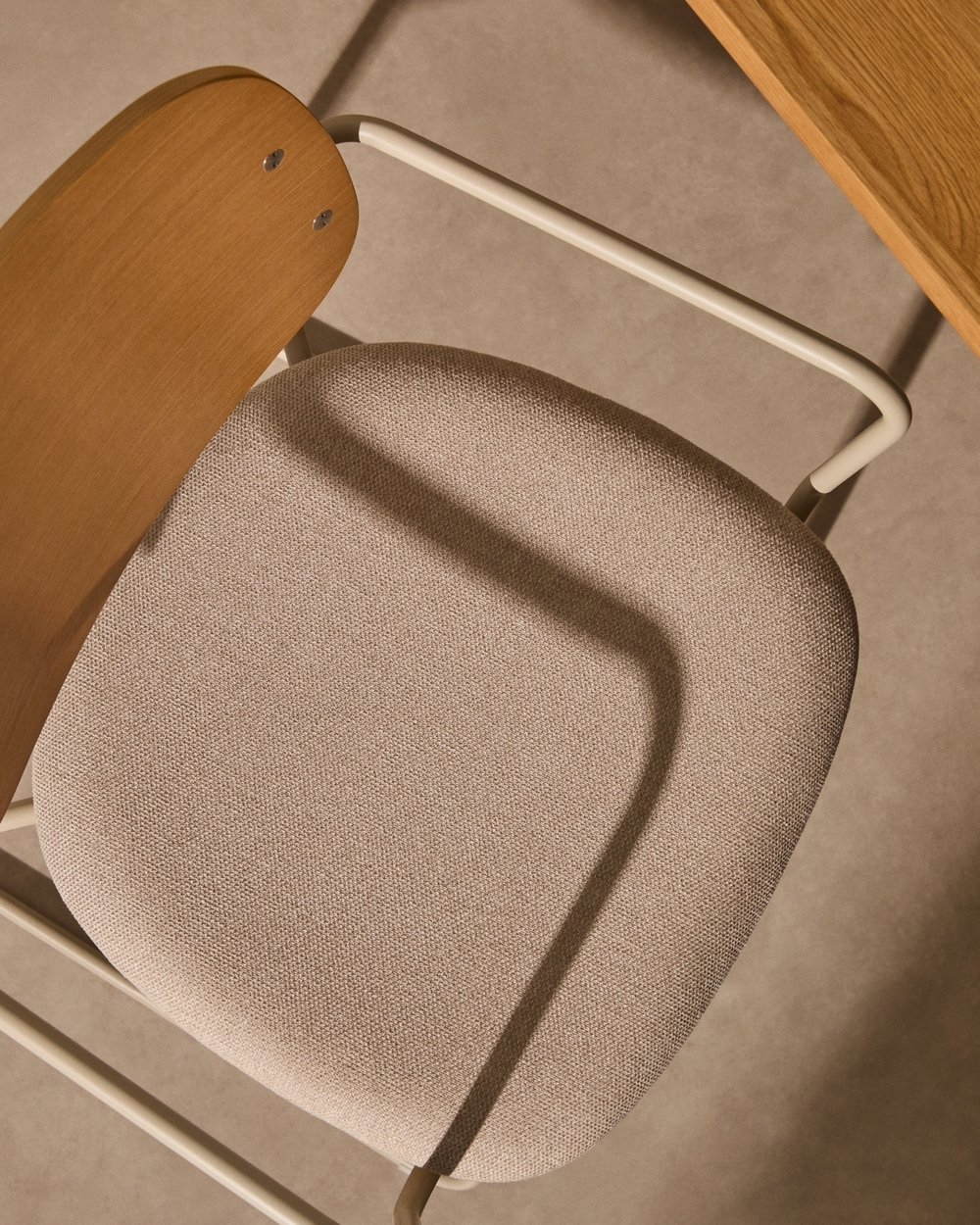 Стул Meli с подлокотниками с сиденьем из бежевого шенилла и бежевыми металлическими ножками