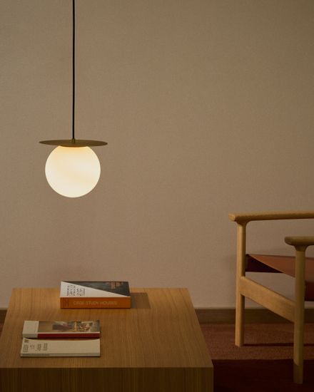 Подвесной светильник Brisia из металла в латунной отделке со стеклянным плафоном Ø20 см