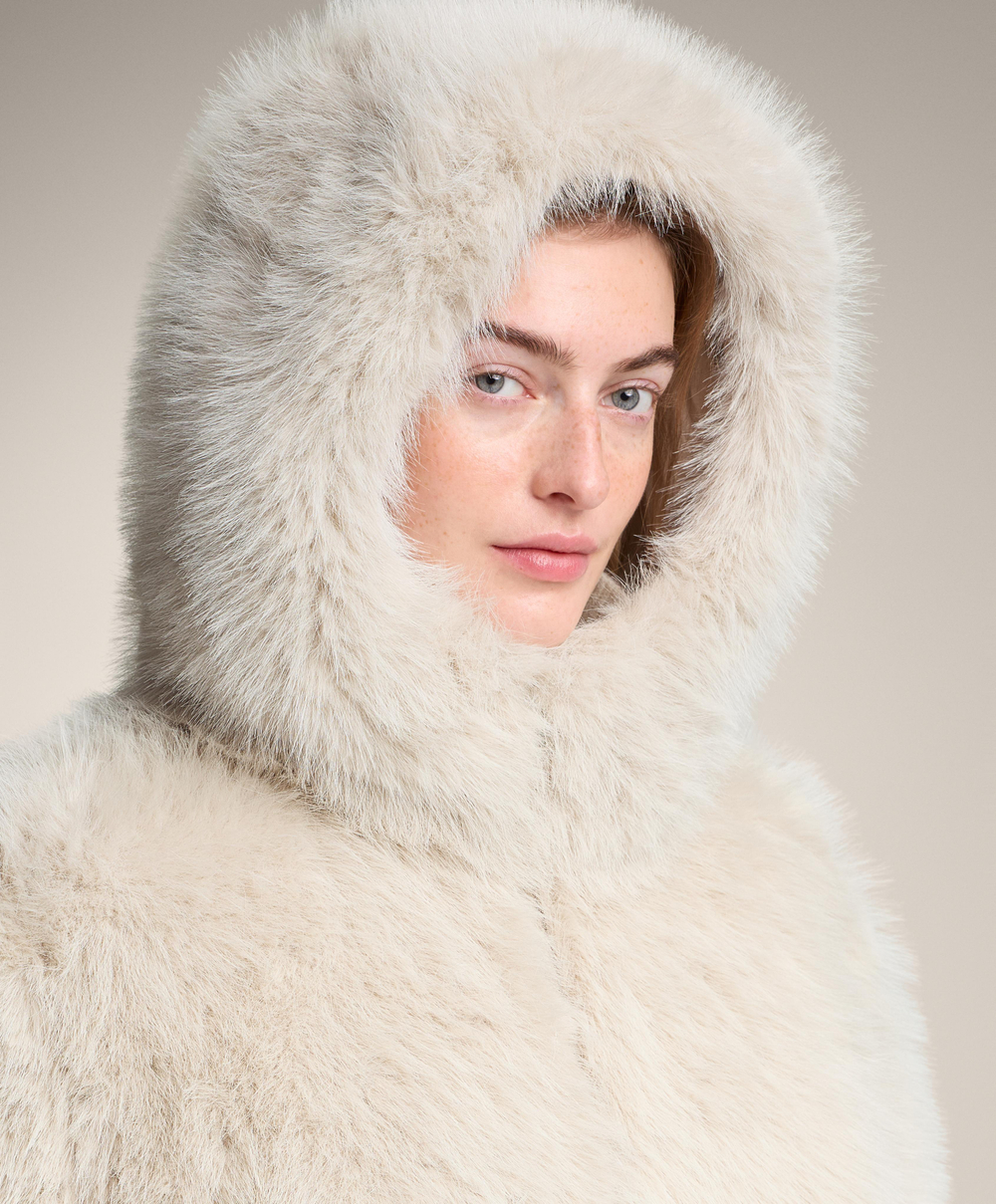 Oysho Шуба с капюшоном из искусственного меха, овсяный