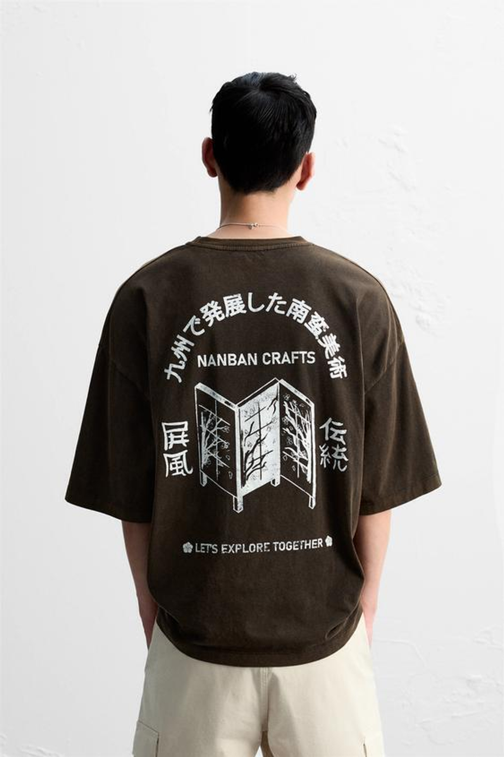 ZARA ФУТБОЛКА С КОНТРАСТНЫМ ПРИНТОМ И ЭФФЕКТОМ ПОТЕРТОСТИ, КОРИЧНЕВЫЙ