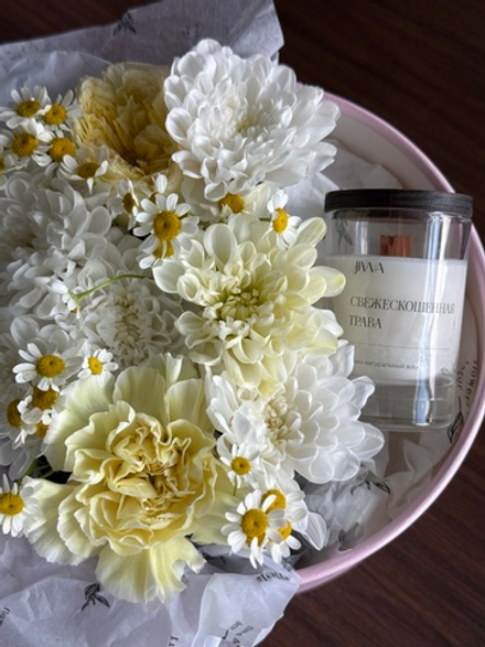 Цветочная композиция в коробке+свеча 50 мл