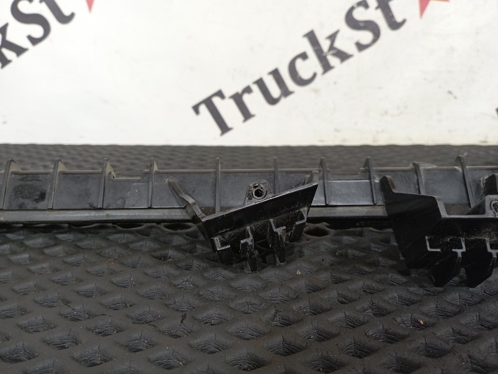 Направляющая стекла двери левой