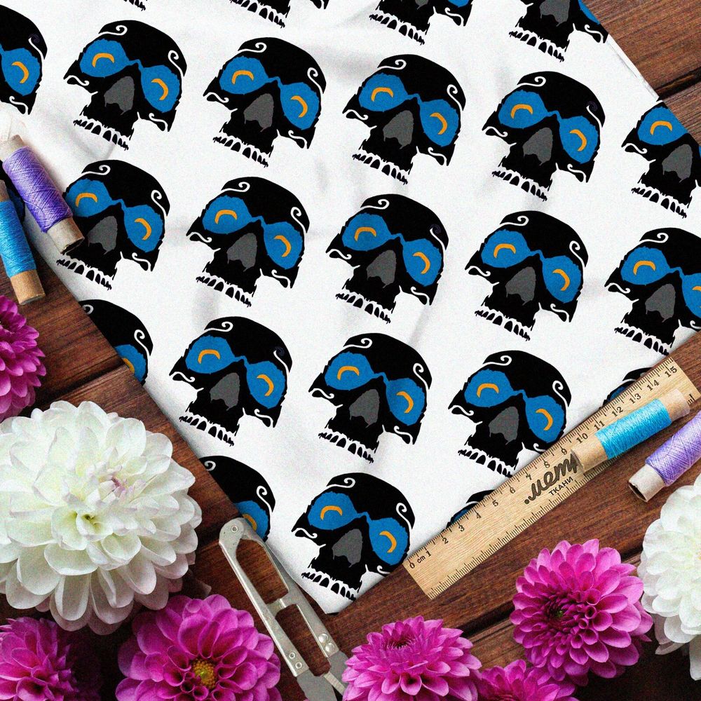 Ткань габардин сахарные черепа на белом фоне