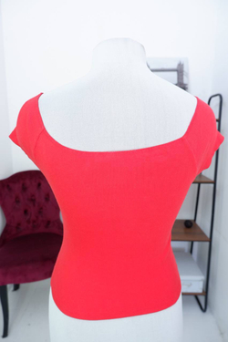 Топ ТВОЕ красный, достаточно универсальный 44 размер
