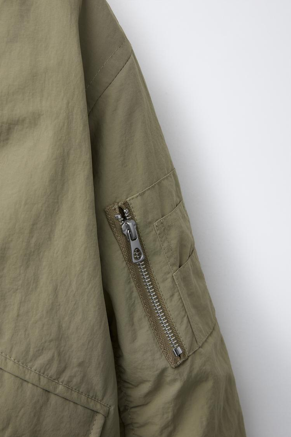ZARA КУРТКА-БОМБЕР ИЗ НЕЙЛОНА, СВЕТЛЫЙ ХАКИ