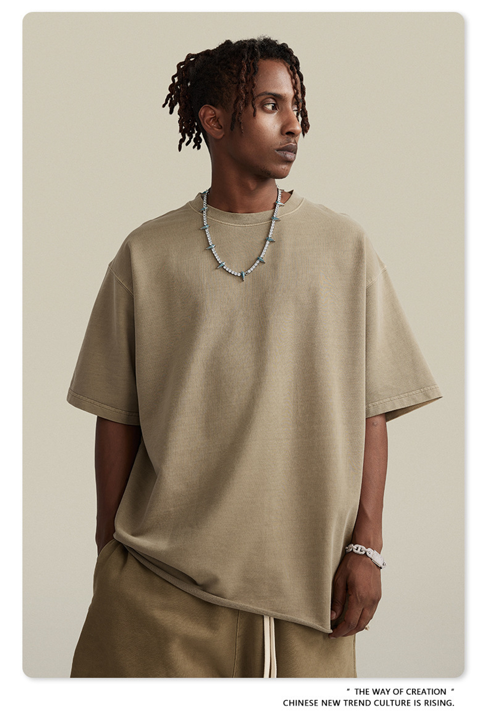 Костюм мужской футболка с шортами с эффектом потёртости.