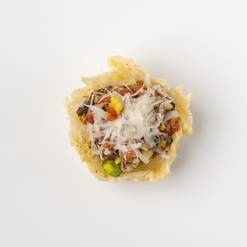 Корзинка из пармезана с сальсой из вяленых томатов 16 шт