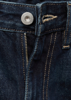 Джинсы с широкими штанинами и отворотами по низу