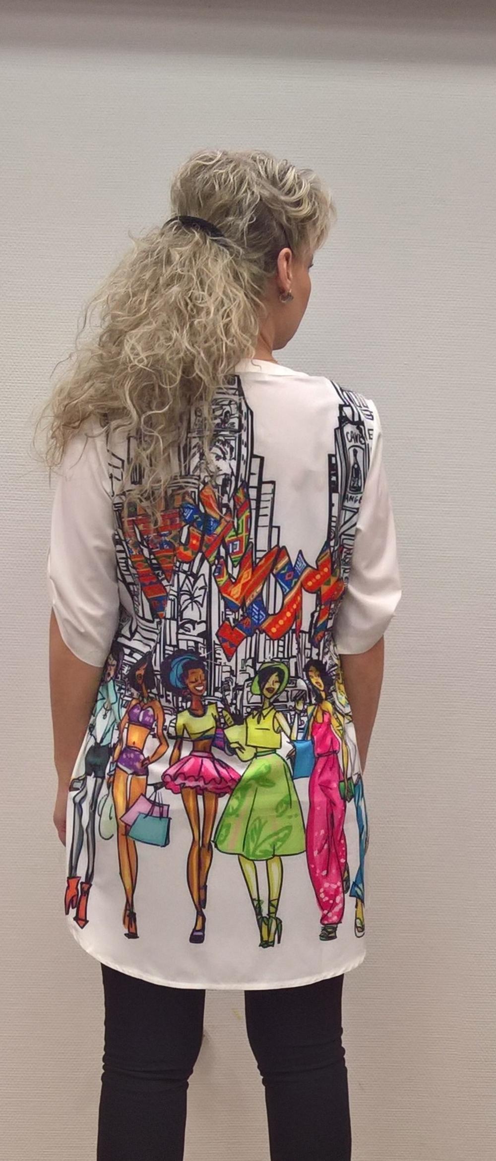 Белый блузон-рубашка с цветным принтом