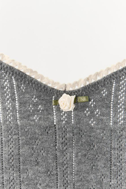 ZARA ПЕРФОРИРОВАННЫЙ ТОП С КРУЖЕВОМ И ЦВЕТКОМ, СЕРЫЙ